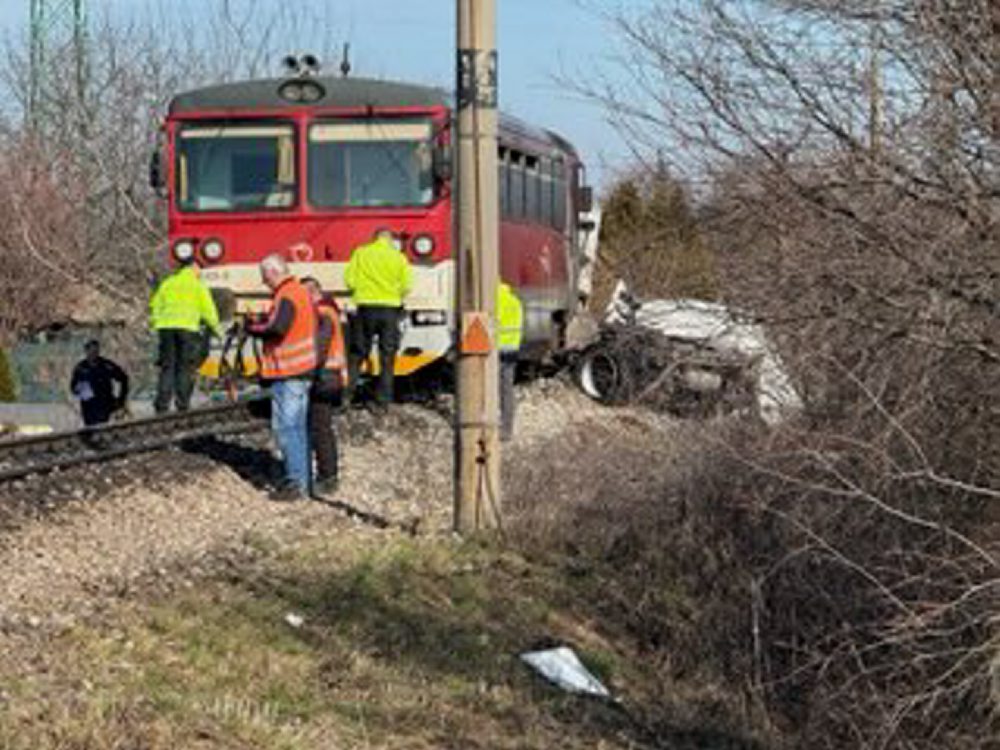 V Nových Zámkoch sa zrazil vlak s kamiónom, vodič kamióna zomrel