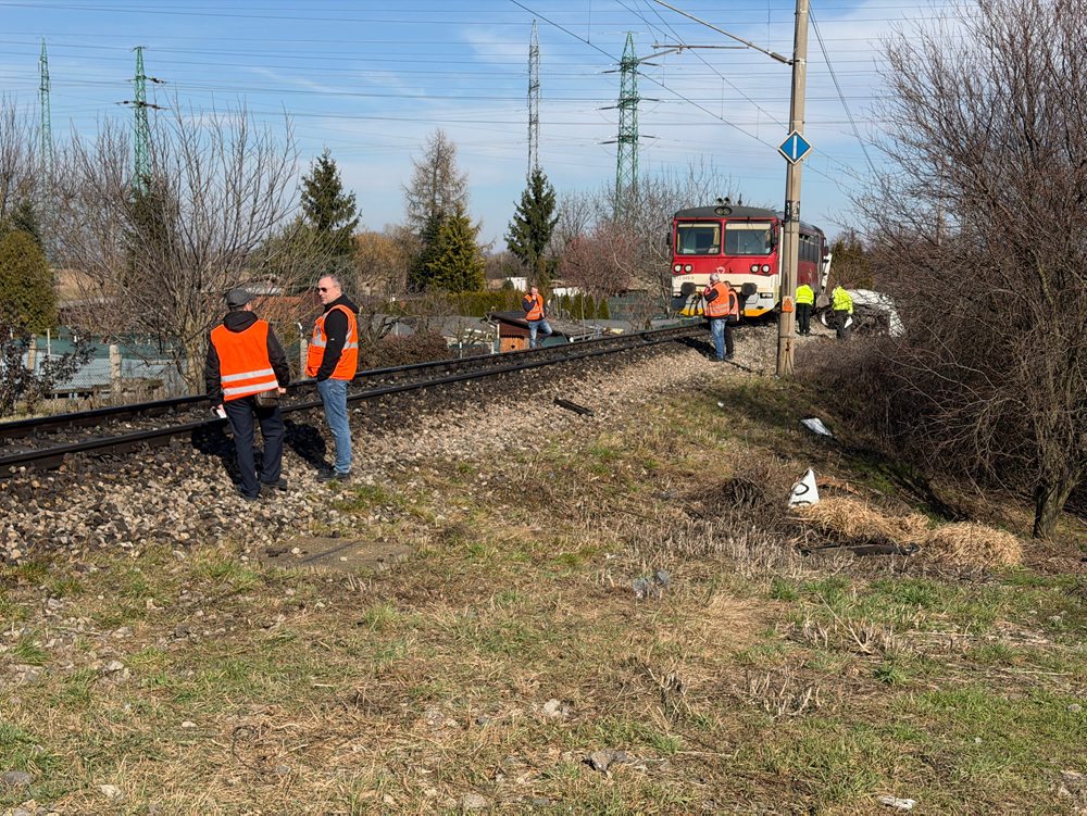 V Nových Zámkoch sa zrazil vlak s kamiónom, vodič kamióna zomrel