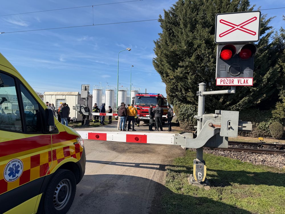 V Nových Zámkoch sa zrazil vlak s kamiónom, vodič kamióna zomrel