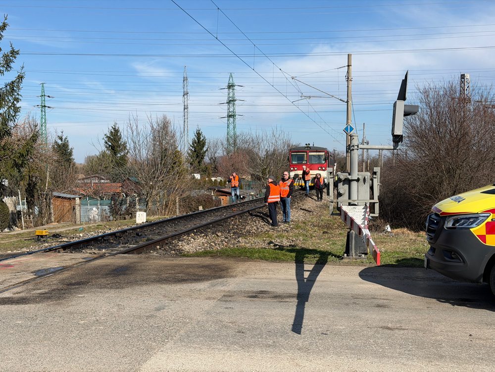 V Nových Zámkoch sa zrazil vlak s kamiónom, vodič kamióna zomrel