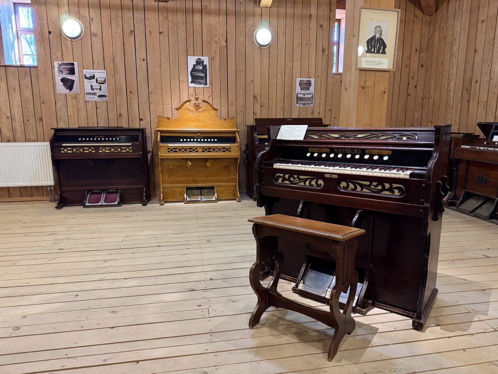 Kňaz Michal Bodnár zbiera historické harmóniá, vlastní ich viac ako 40