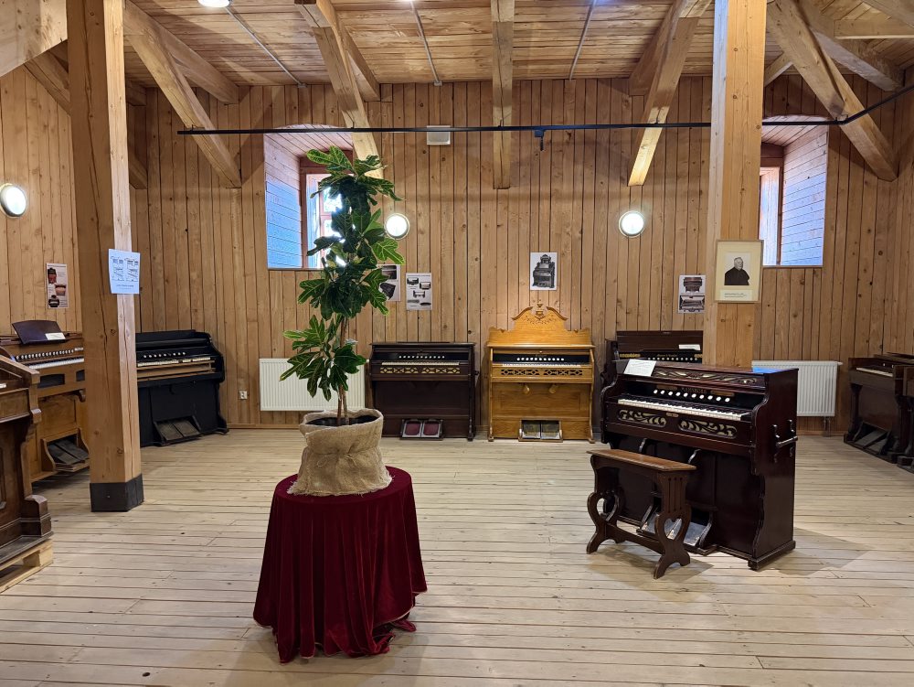 Kňaz Michal Bodnár zbiera historické harmóniá, vlastní ich viac ako 40