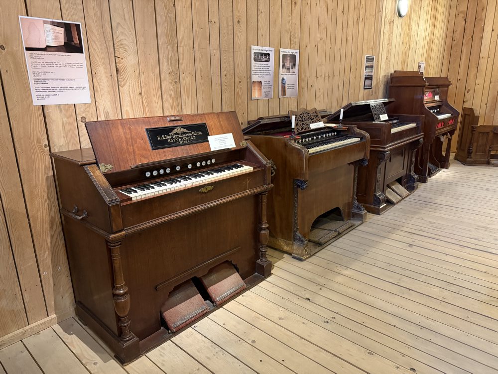 Kňaz Michal Bodnár zbiera historické harmóniá, vlastní ich viac ako 40