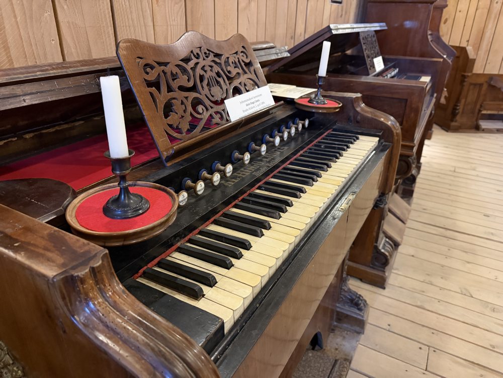 Kňaz Michal Bodnár zbiera historické harmóniá, vlastní ich viac ako 40