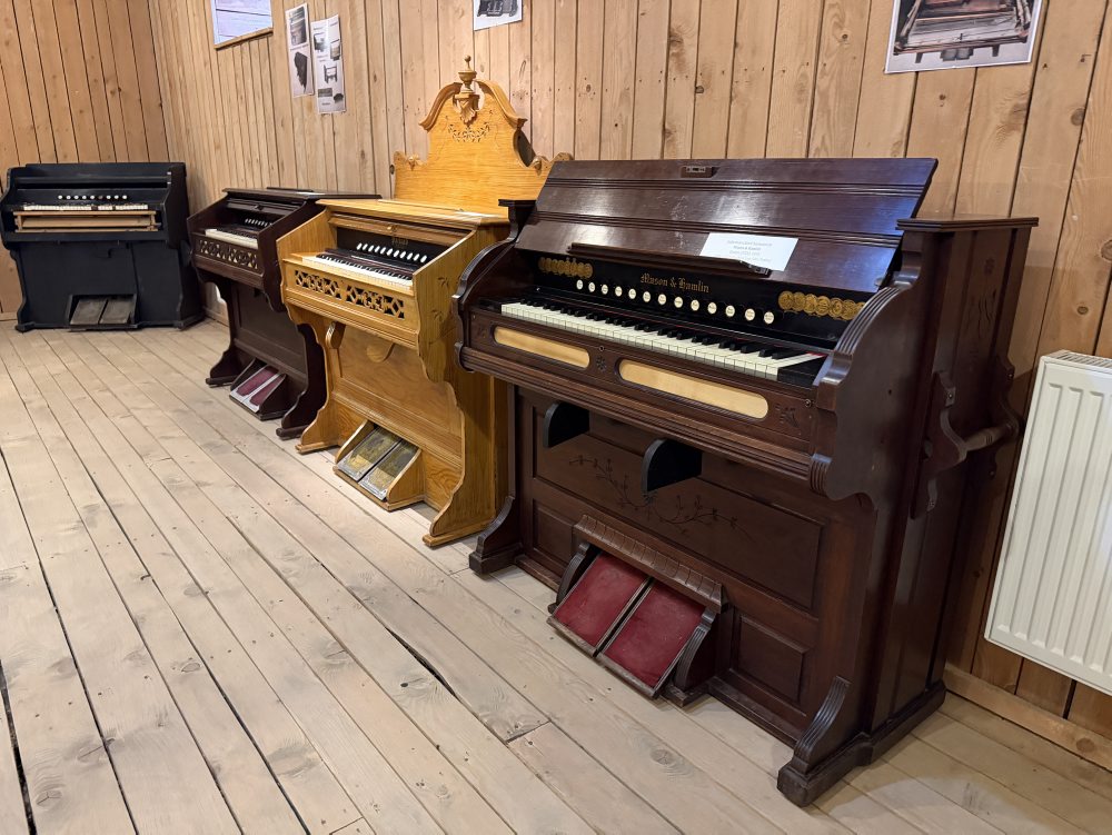 Kňaz Michal Bodnár zbiera historické harmóniá, vlastní ich viac ako 40