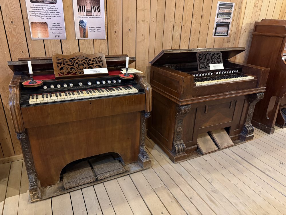 Kňaz Michal Bodnár zbiera historické harmóniá, vlastní ich viac ako 40