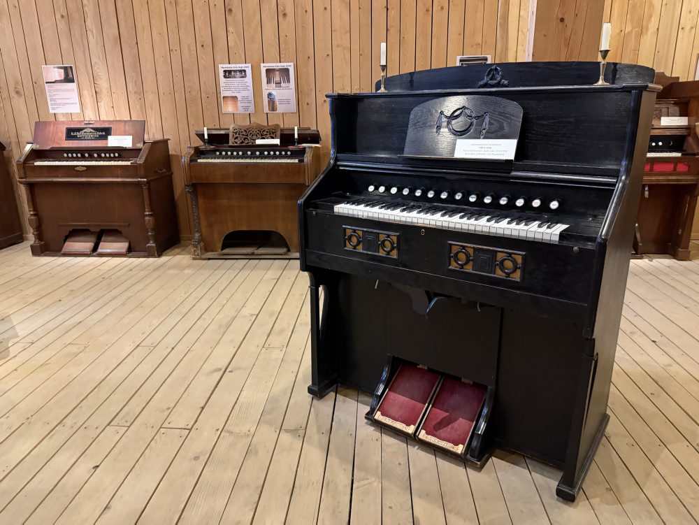 Kňaz Michal Bodnár zbiera historické harmóniá, vlastní ich viac ako 40