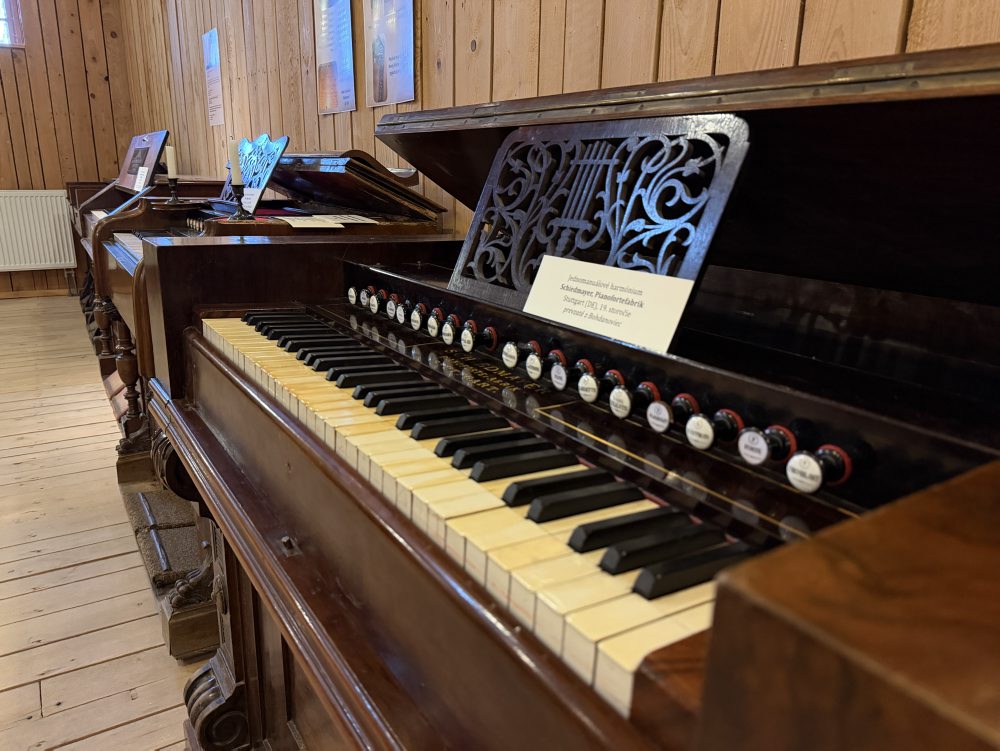 Kňaz Michal Bodnár zbiera historické harmóniá, vlastní ich viac ako 40