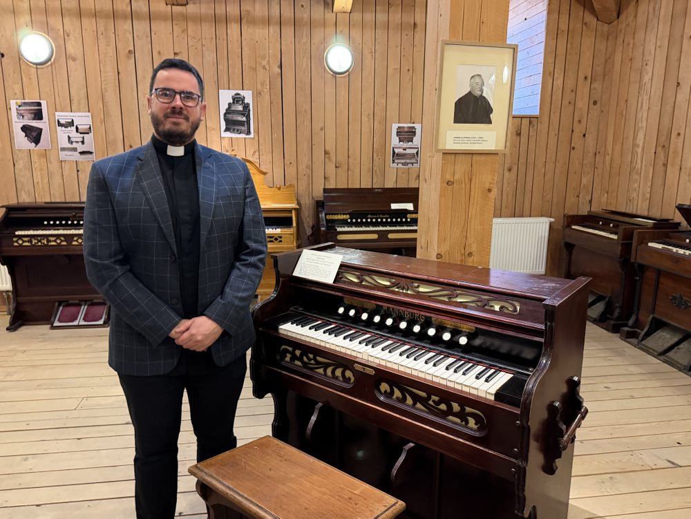 Kňaz Michal Bodnár zbiera historické harmóniá, vlastní ich viac ako 40