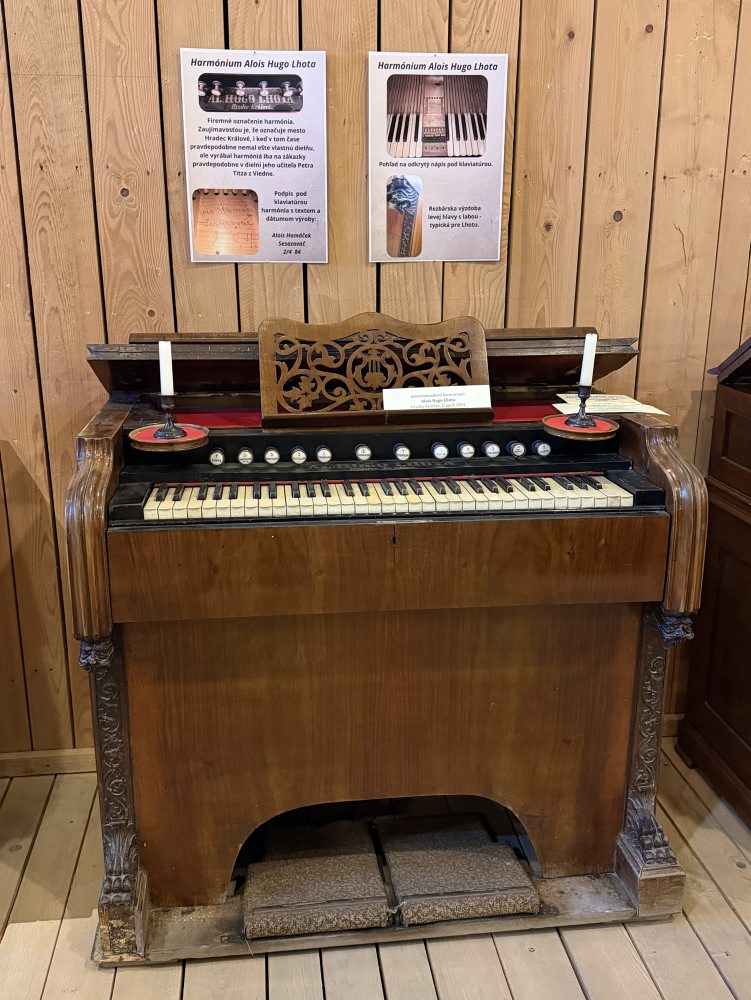 Kňaz Michal Bodnár zbiera historické harmóniá, vlastní ich viac ako 40