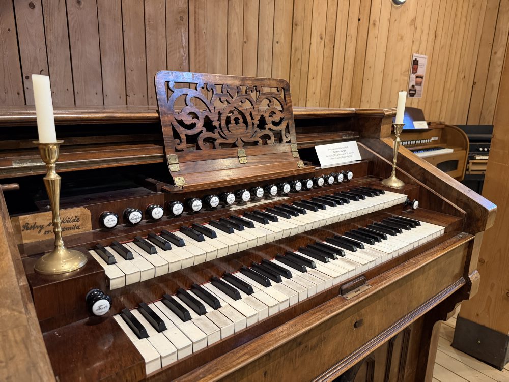 Kňaz Michal Bodnár zbiera historické harmóniá, vlastní ich viac ako 40