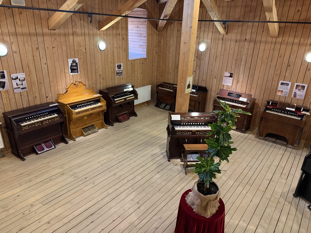 Kňaz Michal Bodnár zbiera historické harmóniá, vlastní ich viac ako 40