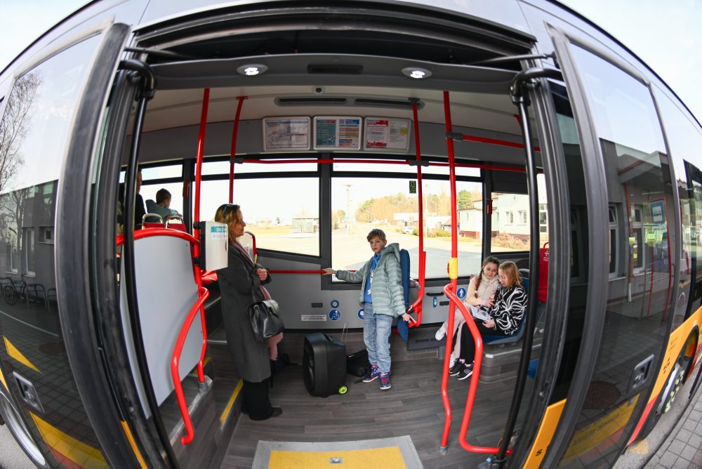 Čítanie z kníh nahlas v autobuse MHD v Senici