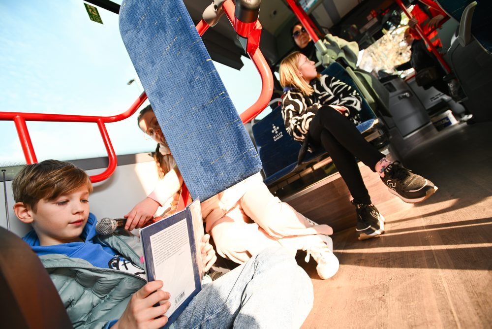 Čítanie z kníh nahlas v autobuse MHD v Senici