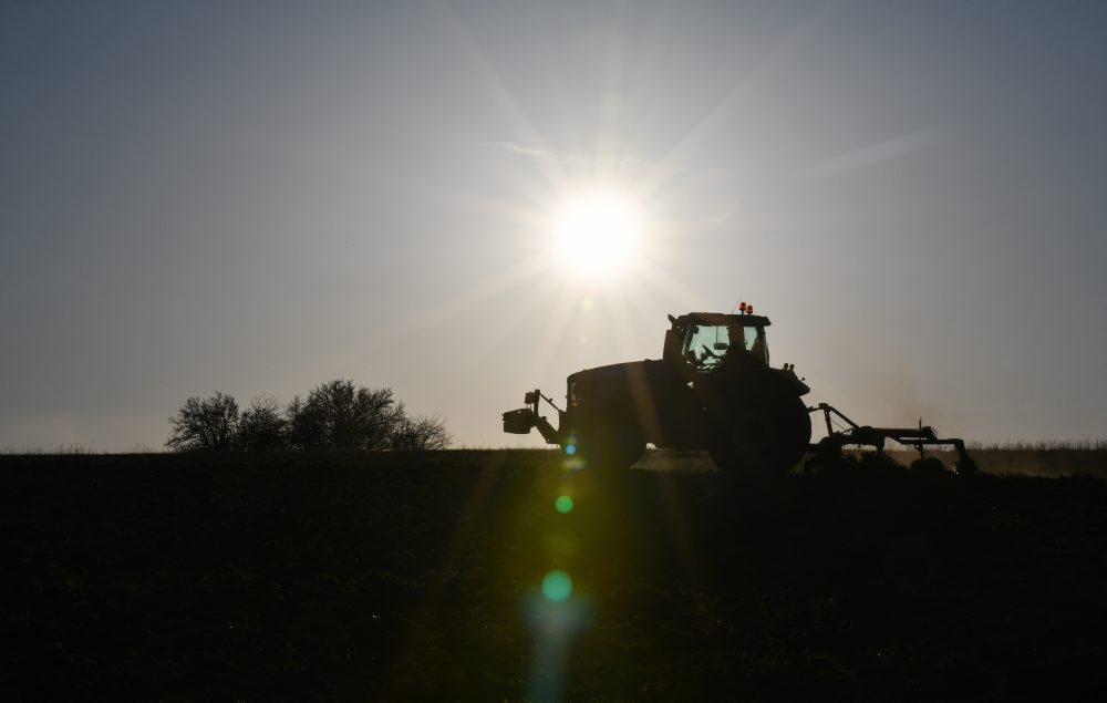 Jarné poľné práce na poli v Starej Turej 