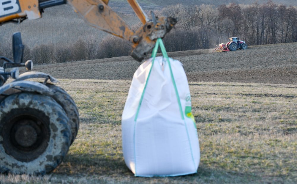 Jarné poľné práce na poli v Starej Turej 