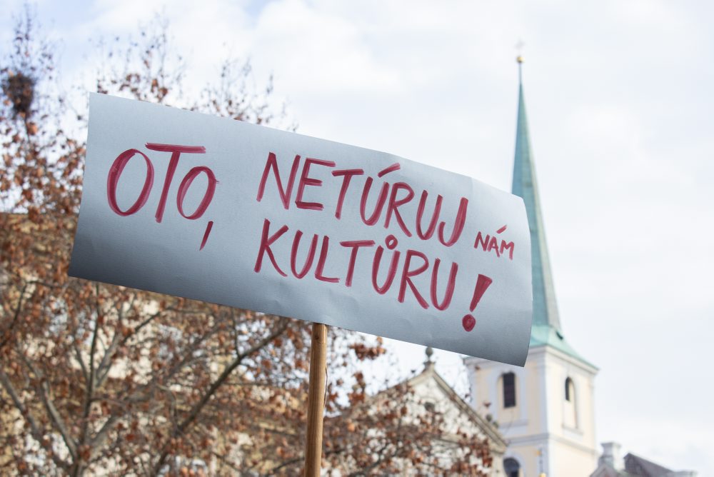 Stovky študentov v Prahe protestovali proti ministrovi kultúry a škrtom