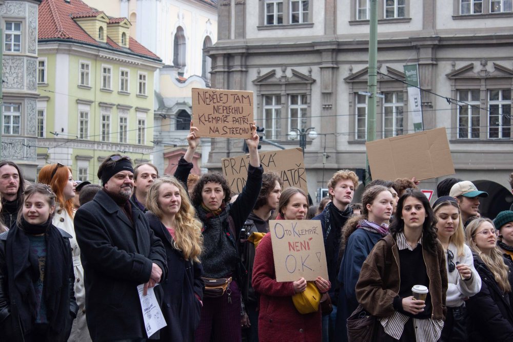 Stovky študentov v Prahe protestovali proti ministrovi kultúry a škrtom