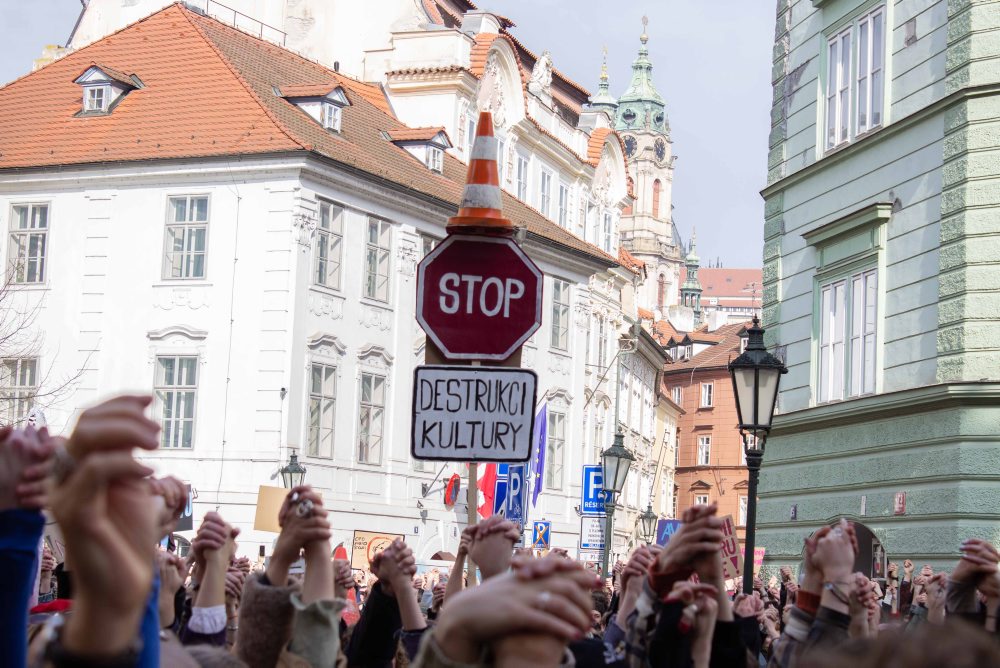 Stovky študentov v Prahe protestovali proti ministrovi kultúry a škrtom