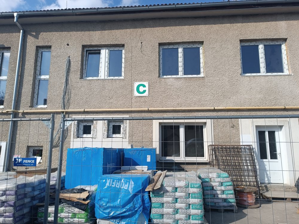 Vzdelávacie prostredie pre oblasť sklárstva v Poltári plánujú ukončiť v júni