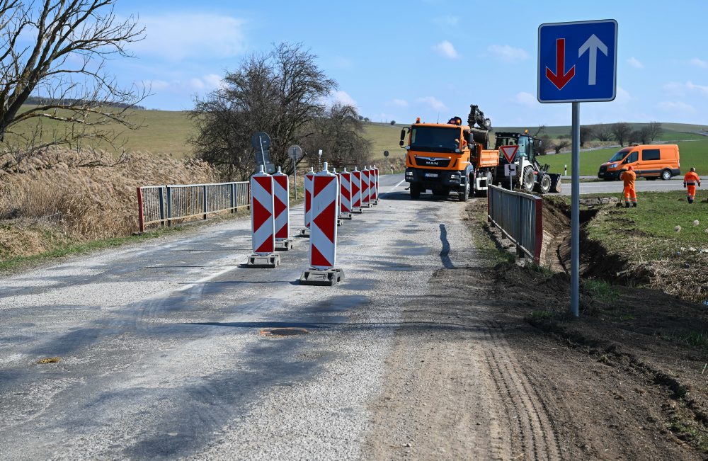 Obmedzenie na moste v obci Častkov