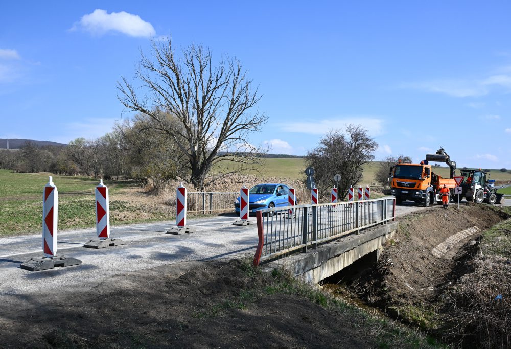 Obmedzenie na moste v obci Častkov