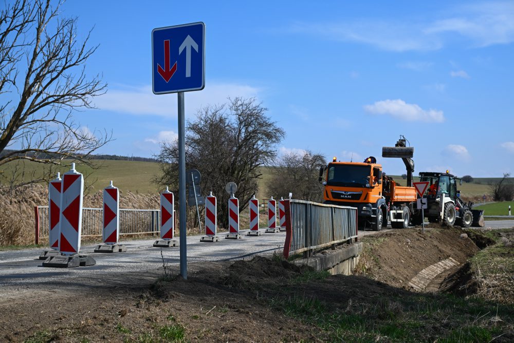 Obmedzenie na moste v obci Častkov