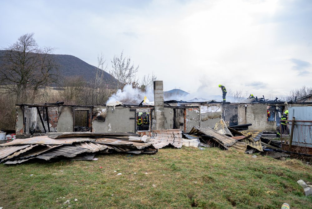 HaZZ: Pri požiari obydlí v Mirkovciach sa zranili dve deti