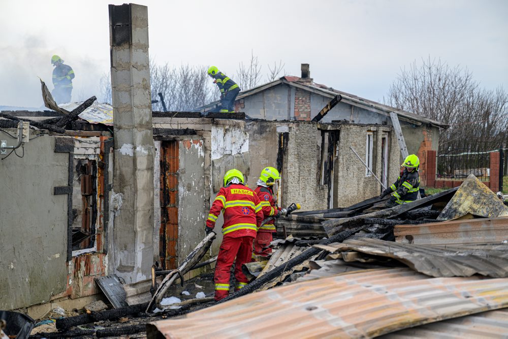 HaZZ: Pri požiari obydlí v Mirkovciach sa zranili dve deti