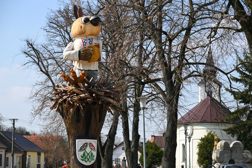 Socha vrabčiaka Čima v Bzinciach pod Javorinou
