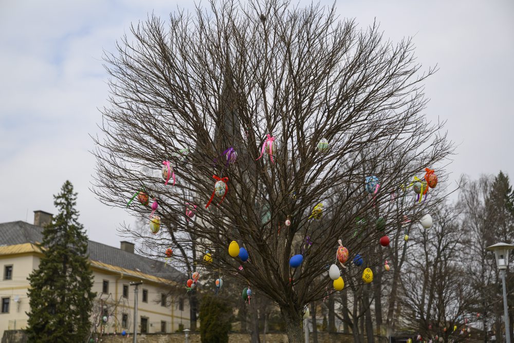 veľkonočná výzdoba na stromoch a veľká kraslica v obci Spišský Štvrtok