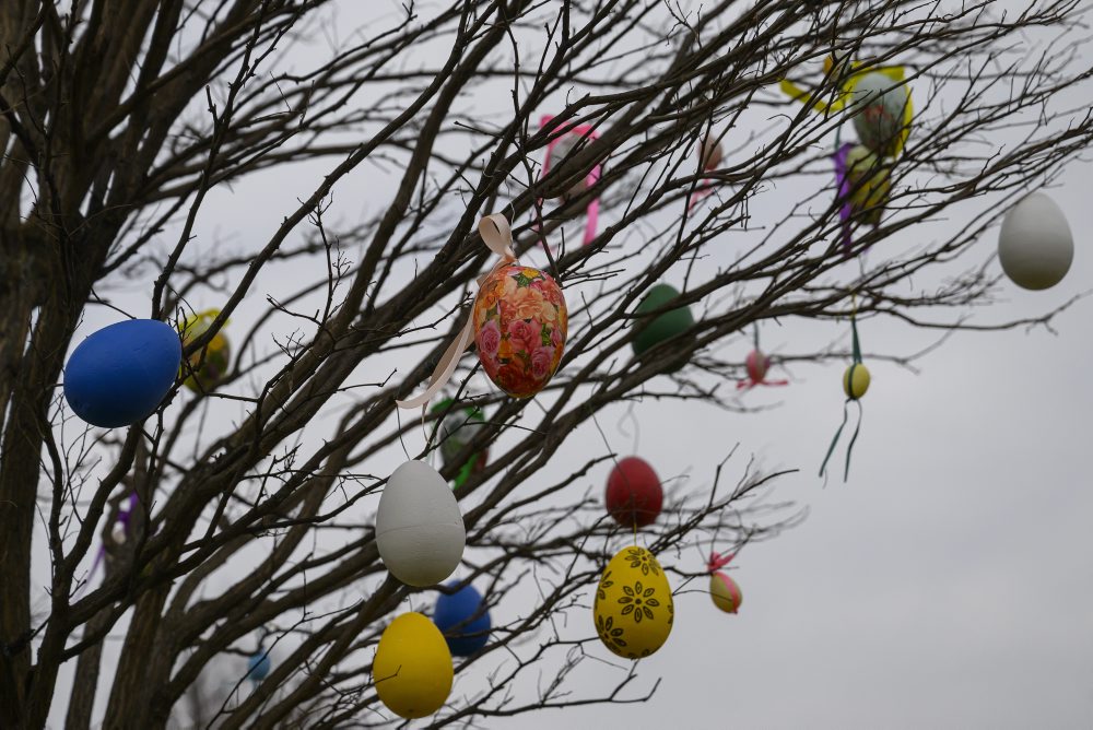 Veľkonočná výzdoba na stromoch a veľká kraslica v obci Spišský Štvrtok