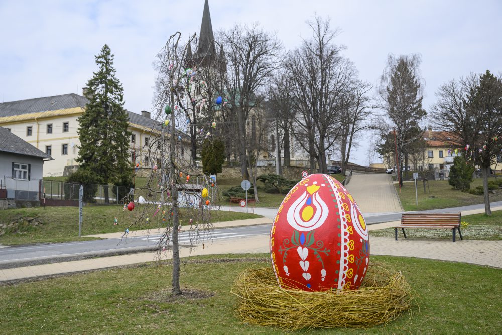 Veľkonočná výzdoba na stromoch a veľká kraslica v obci Spišský Štvrtok