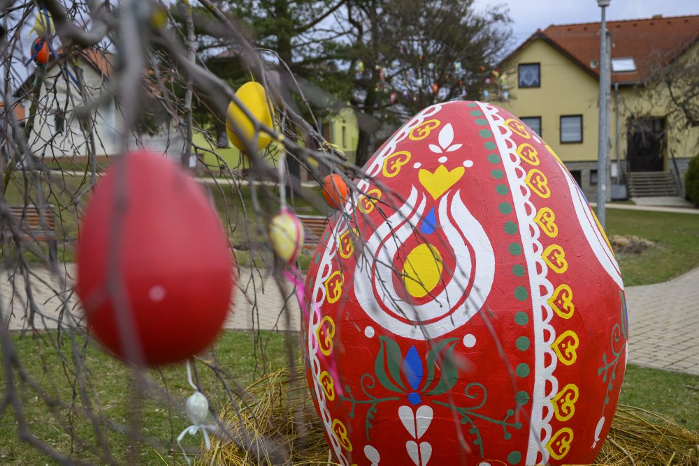 Veľkonočná výzdoba na stromoch a veľká kraslica v obci Spišský Štvrtok