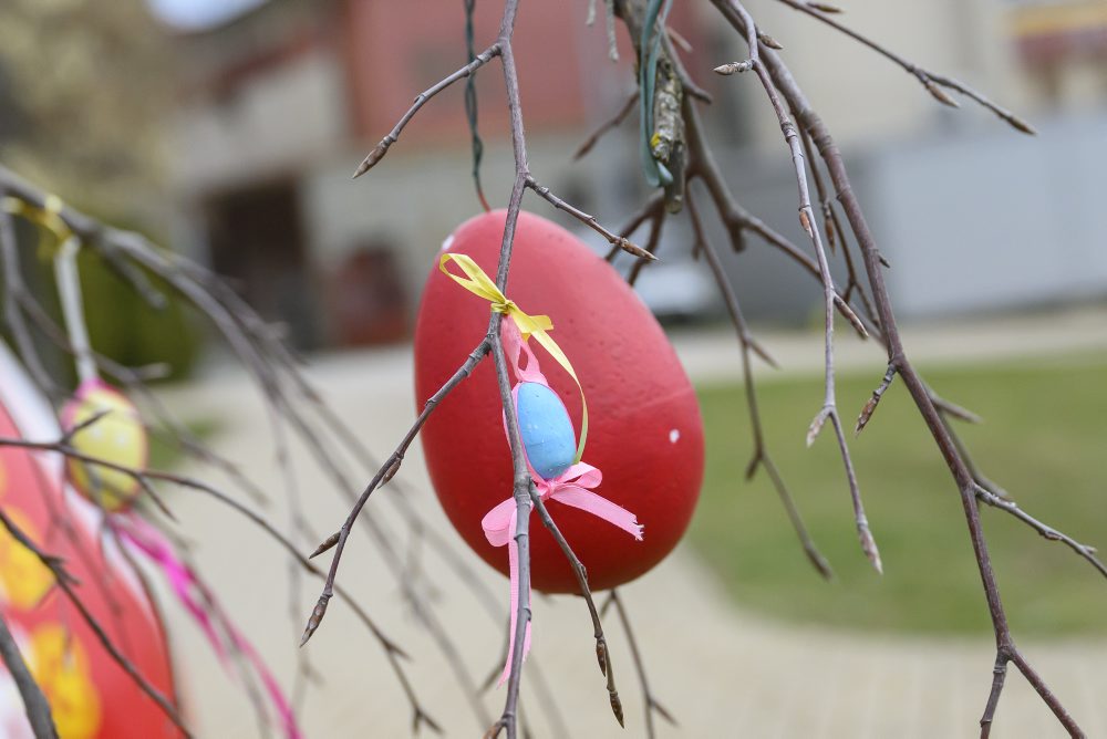 veľkonočná výzdoba na stromoch a veľká kraslica v obci Spišský Štvrtok