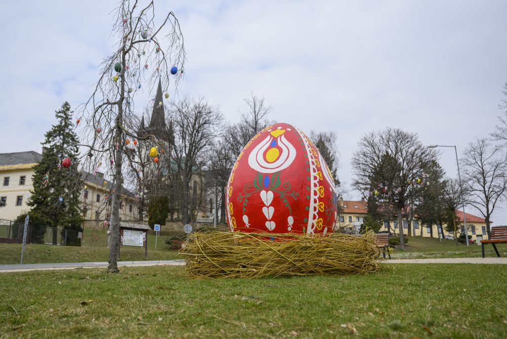 veľkonočná výzdoba na stromoch a veľká kraslica v obci Spišský Štvrtok