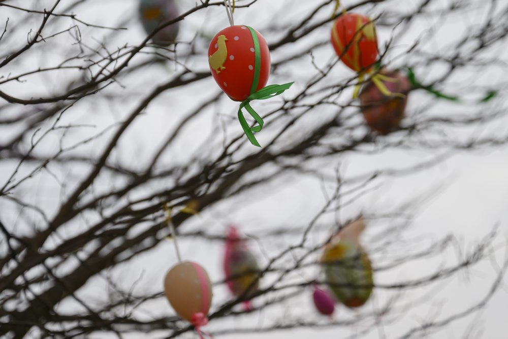veľkonočná výzdoba na stromoch a veľká kraslica v obci Spišský Štvrtok