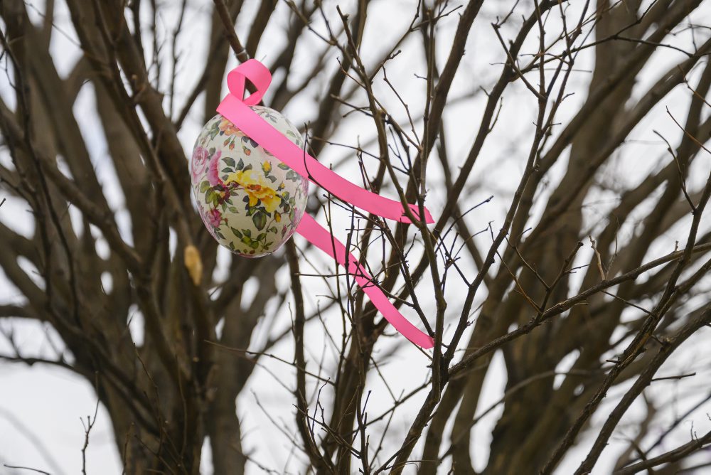 veľkonočná výzdoba na stromoch a veľká kraslica v obci Spišský Štvrtok