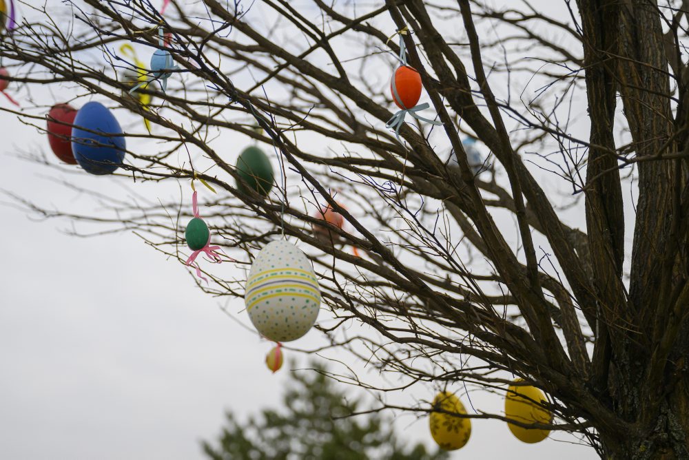 Veľkonočná výzdoba na stromoch a veľká kraslica v obci Spišský Štvrtok