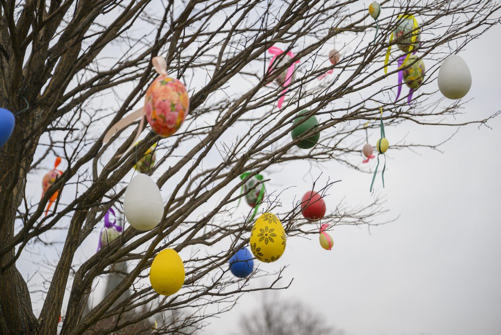 veľkonočná výzdoba na stromoch a veľká kraslica v obci Spišský Štvrtok