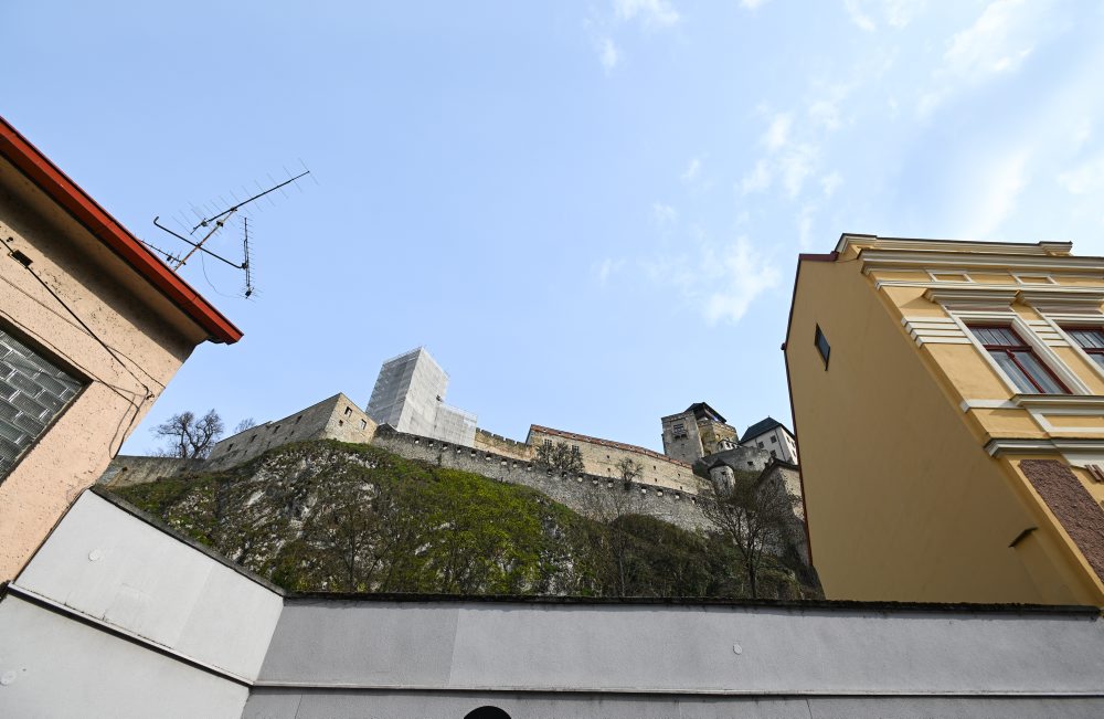 TRENČÍN: Demontáž hodín z Hodinovej veže na Trenčianskom hrade