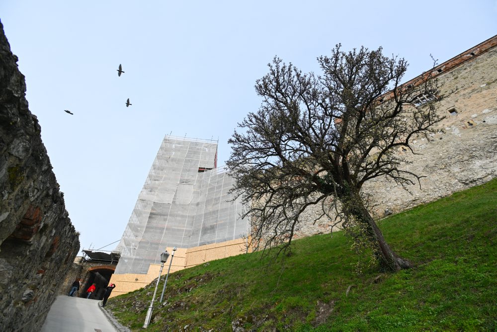 TRENČÍN: Demontáž hodín z Hodinovej veže na Trenčianskom hrade