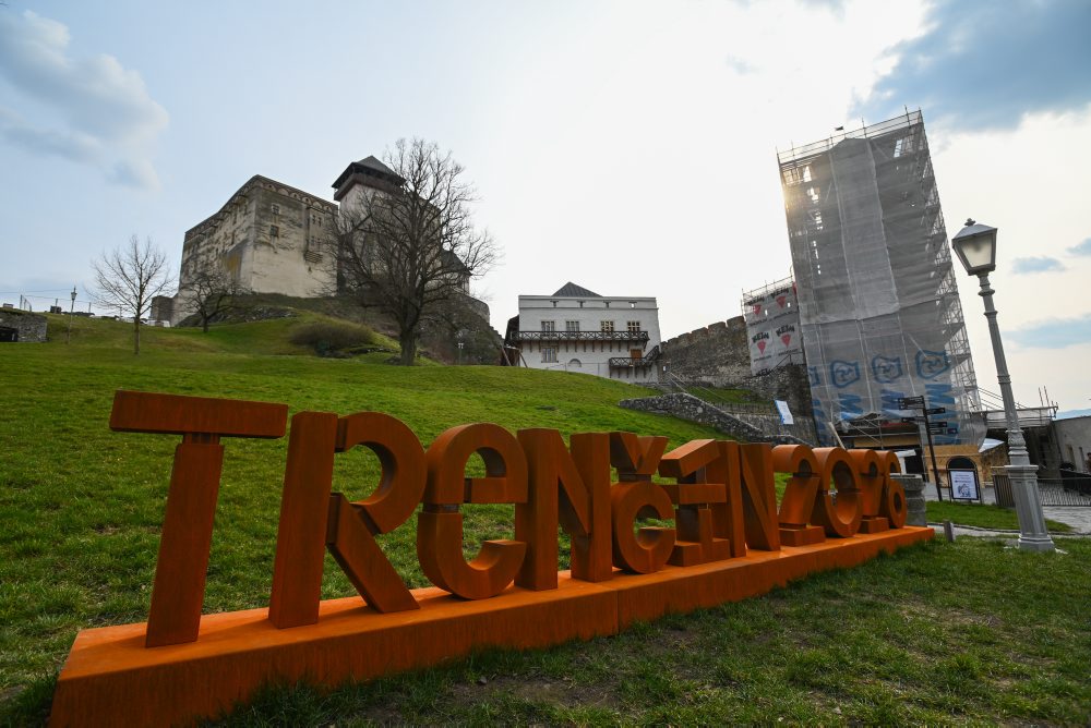 TRENČÍN: Demontáž hodín z Hodinovej veže na Trenčianskom hrade