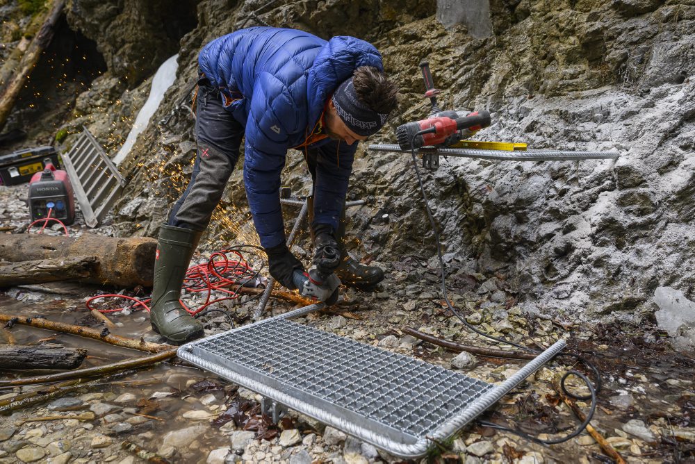 Výmena rebríkov a stupačiek v rokline Suchá Belá pri Misových vodopádoch v Slovenskom raji