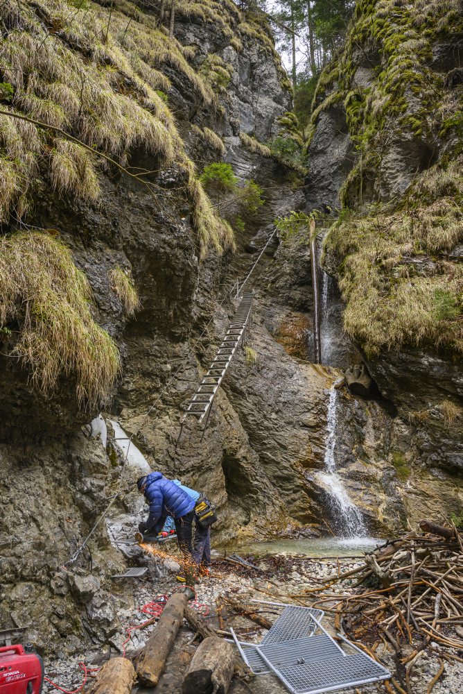 Výmena rebríkov a stupačiek v rokline Suchá Belá pri Misových vodopádoch v Slovenskom raji