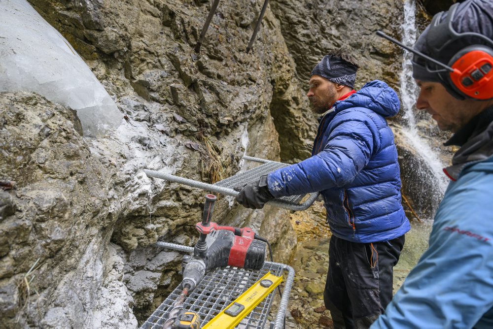 Výmena rebríkov a stupačiek v rokline Suchá Belá pri Misových vodopádoch v Slovenskom raji