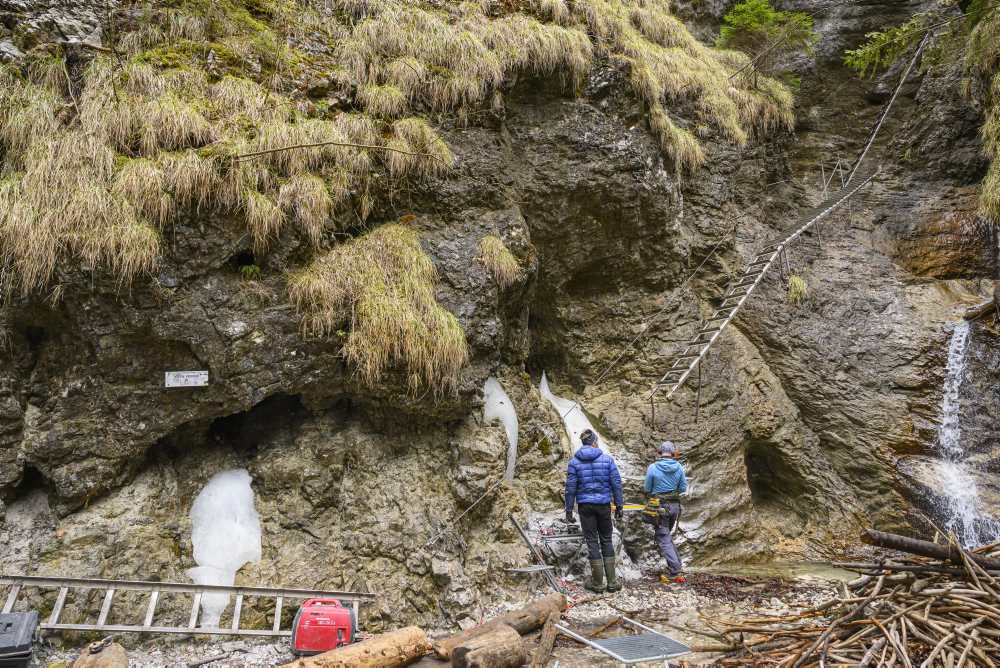 Výmena rebríkov a stupačiek v rokline Suchá Belá pri Misových vodopádoch v Slovenskom raji