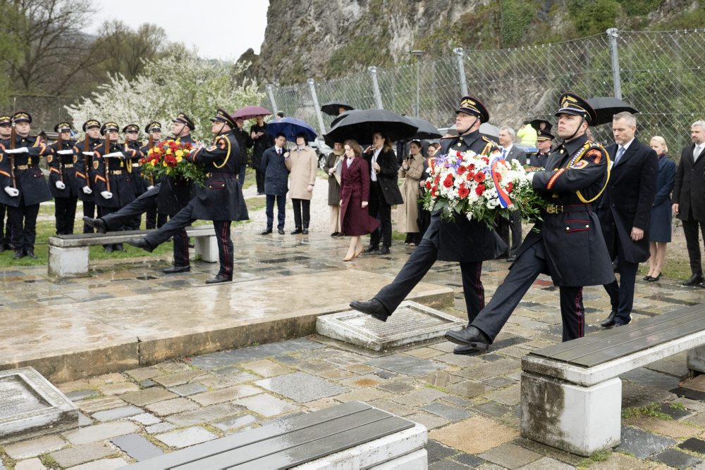 Prezident SR Peter Pellegrini s prezidentkou Moldavskej republiky Maiou Sanduovou položili vence k pamätníku Brána slobody na Devíne
