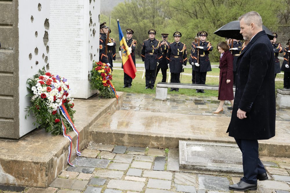 Prezident SR Peter Pellegrini s prezidentkou Moldavskej republiky Maiou Sanduovou položili vence k pamätníku Brána slobody na Devíne