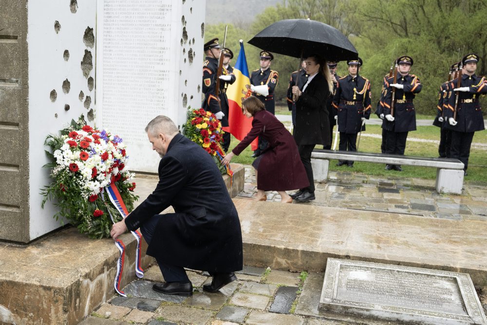 Prezident SR Peter Pellegrini s prezidentkou Moldavskej republiky Maiou Sanduovou položili vence k pamätníku Brána slobody na Devíne